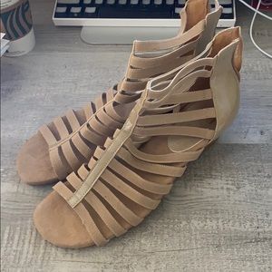 Aerosoles Nude beige patent strap sandals zipback